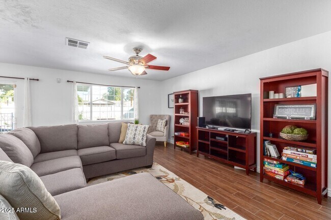 Building Photo - 3117 N 41st Pl