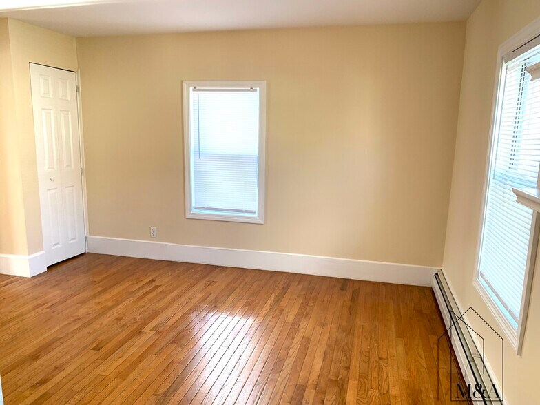 Building Photo - 186 Broadway