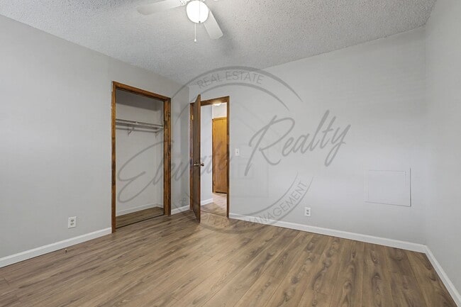 Building Photo - Two Bedroom Ranch Style Duplex in Hermitage!