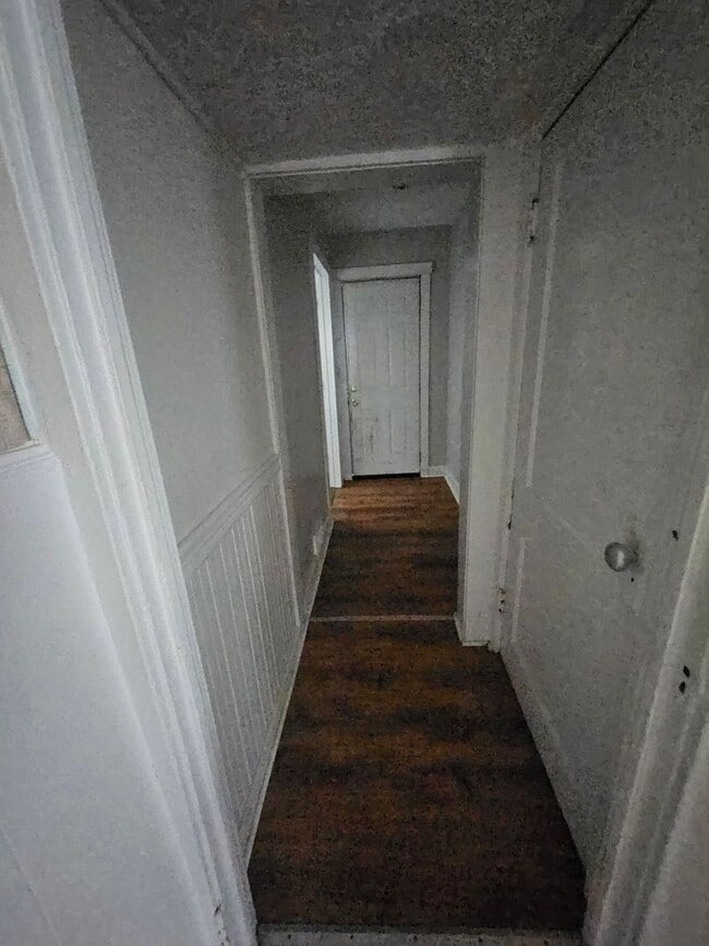 Building Photo - Lower 3 bedroom unit east side