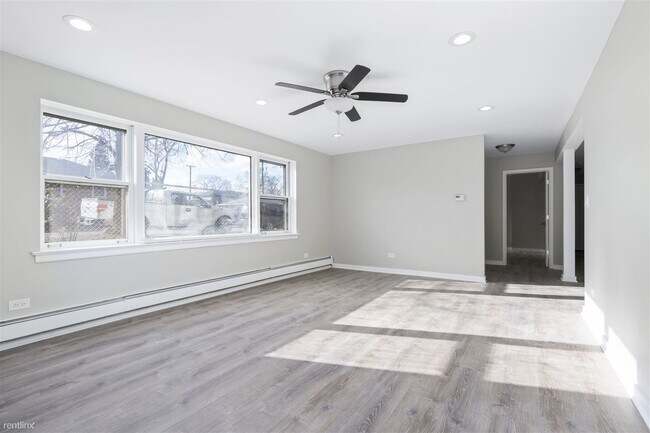 Building Photo - 3 br, 1 bath Triplex - 5358 South Narragan...