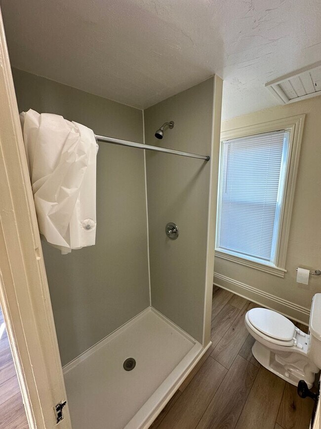 Building Photo - Top Floor, Renovated 1 Bedroom Apartment-York City SD