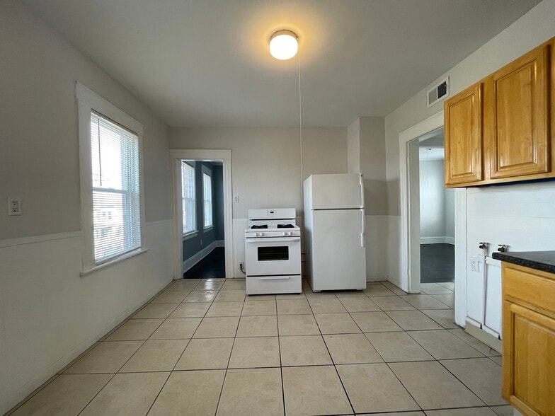 Kitchen - 367 Bishop Ave