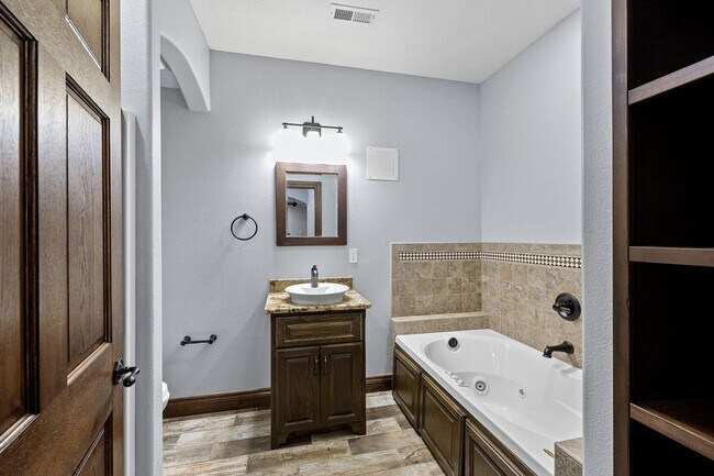 Building Photo - 5 Bedroom Dream Home!