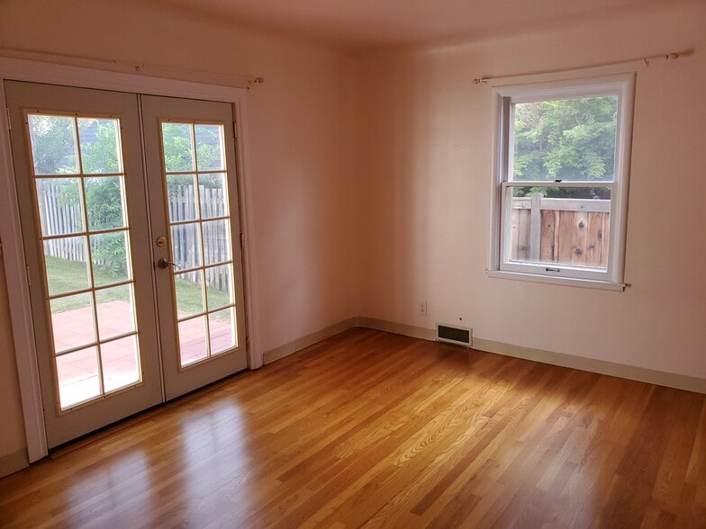 Building Photo - 403 W 25th Ave
