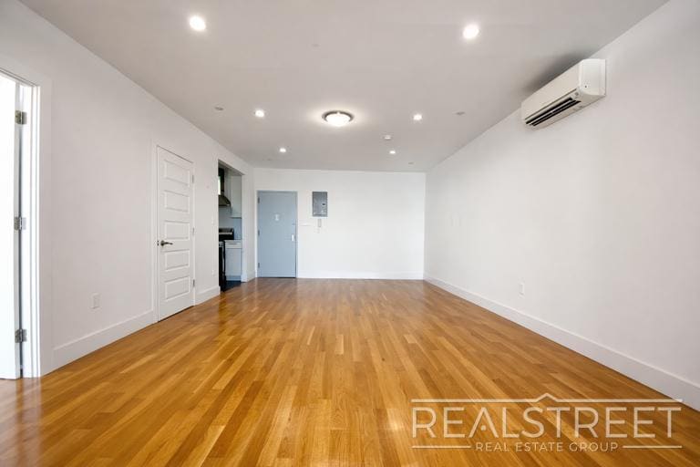 Building Photo - LUXURY 2.5 Bed  in Queens!