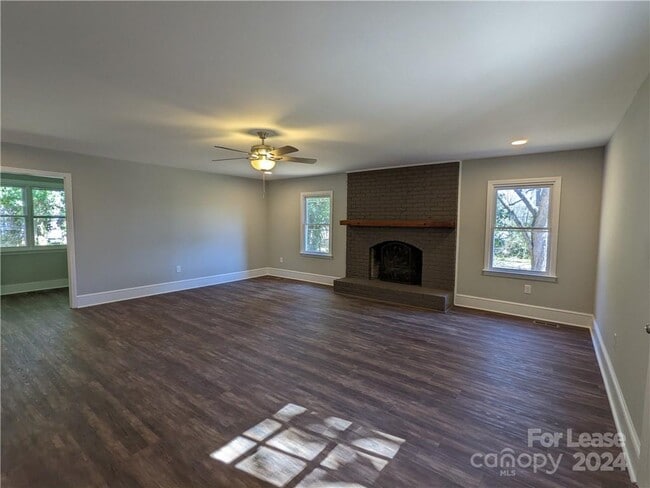 Building Photo - 354 Fieldstone Rd