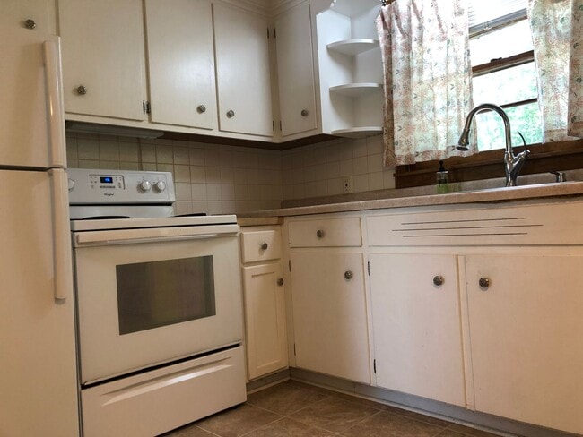 Building Photo - Spacious and Private 4-bed, 3-bath House in Desirable Highland Park Neighborhood of St. Paul!