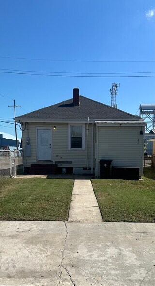 Building Photo - 1640 Poland Ave