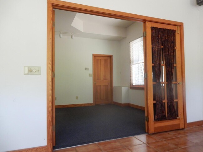 Building Photo - 718 Whitney Ln