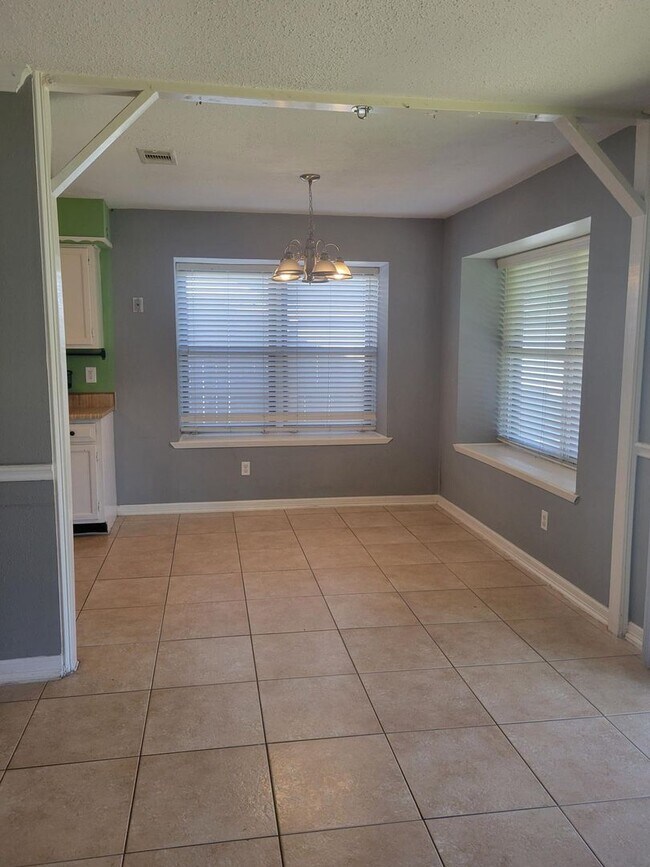 Building Photo - Pet Friendly, One Story 3 Bedroom Available!