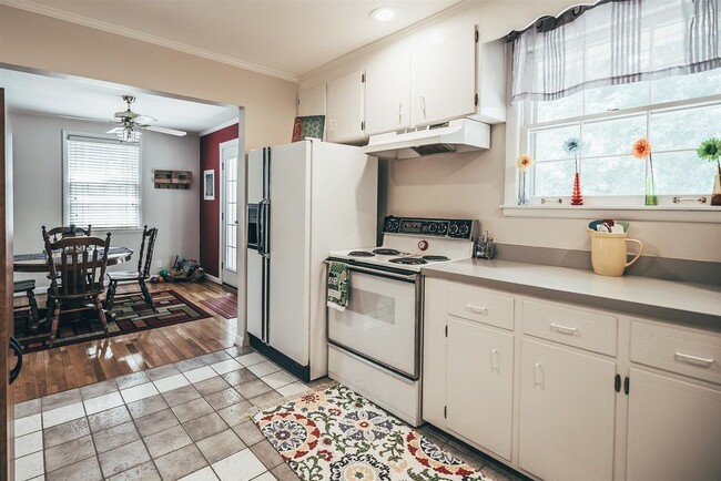 Building Photo - WOW! 4 BR 2.5 BA house w/ 1 acre of land a...