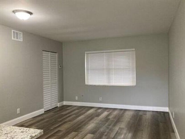 Building Photo - Newly Updated Apartments - Affordable and Close to Everything!