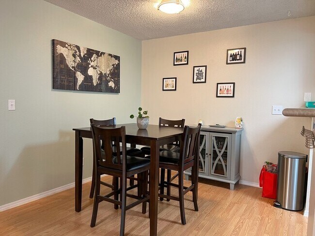 Building Photo - Great Unit.  Come see it!!!  Bright and Open with spacious 1 bed, 1 bath end unit with outdoor deck.