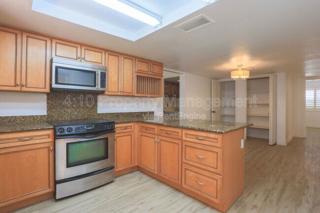 Building Photo - 951 E Leeward Ln