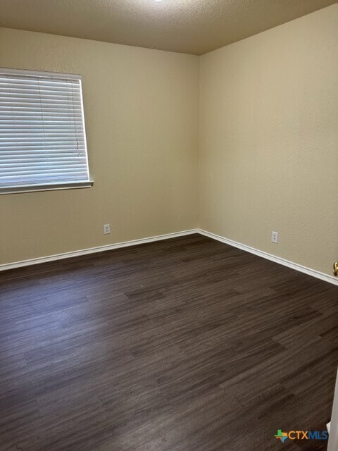 Building Photo - 221 Roadrunner Ave