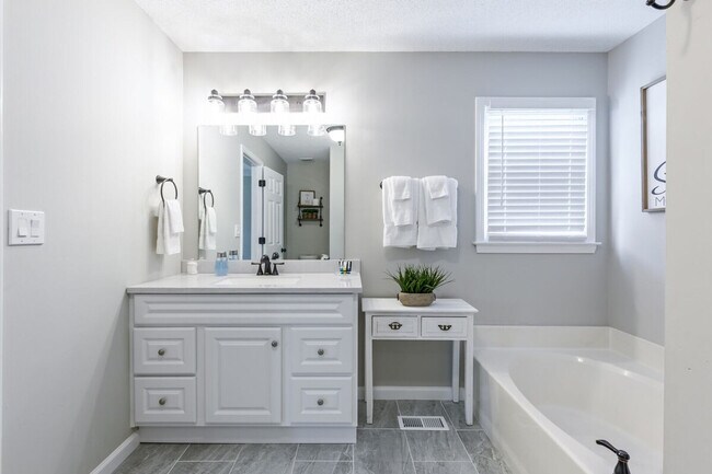 Building Photo - 13 Windfield Dr