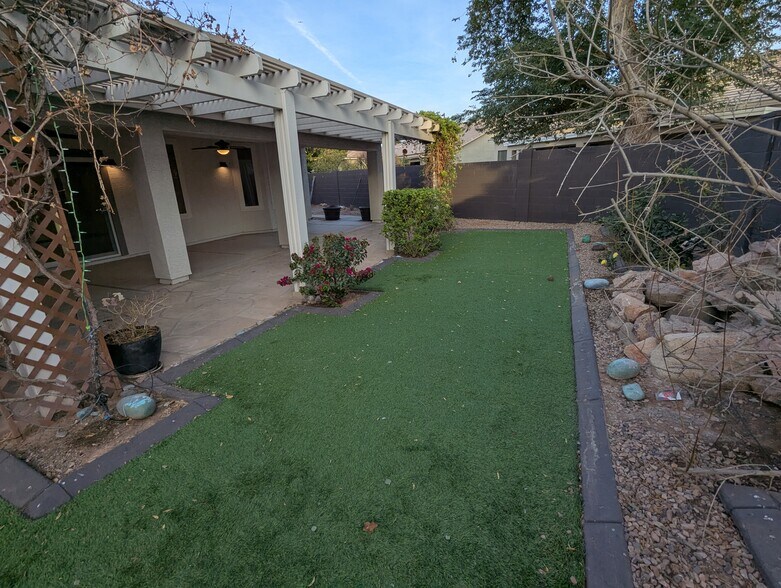 Building Photo - 267 E Smoke Tree Rd