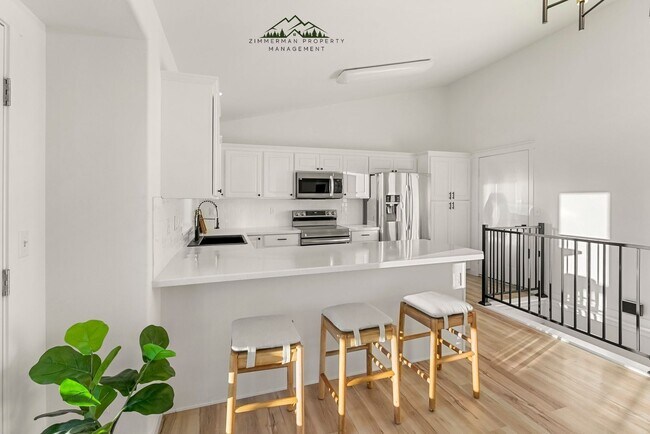 Building Photo - 4 bedroom 2.5 bathroom home with Panoramic views!