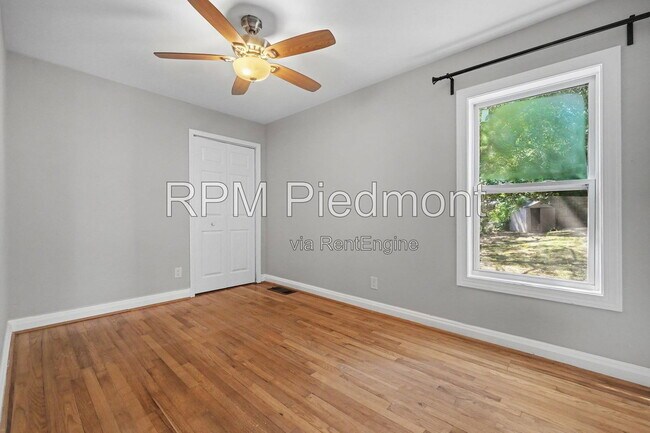 Building Photo - 1231 Stoneybrook Dr SE