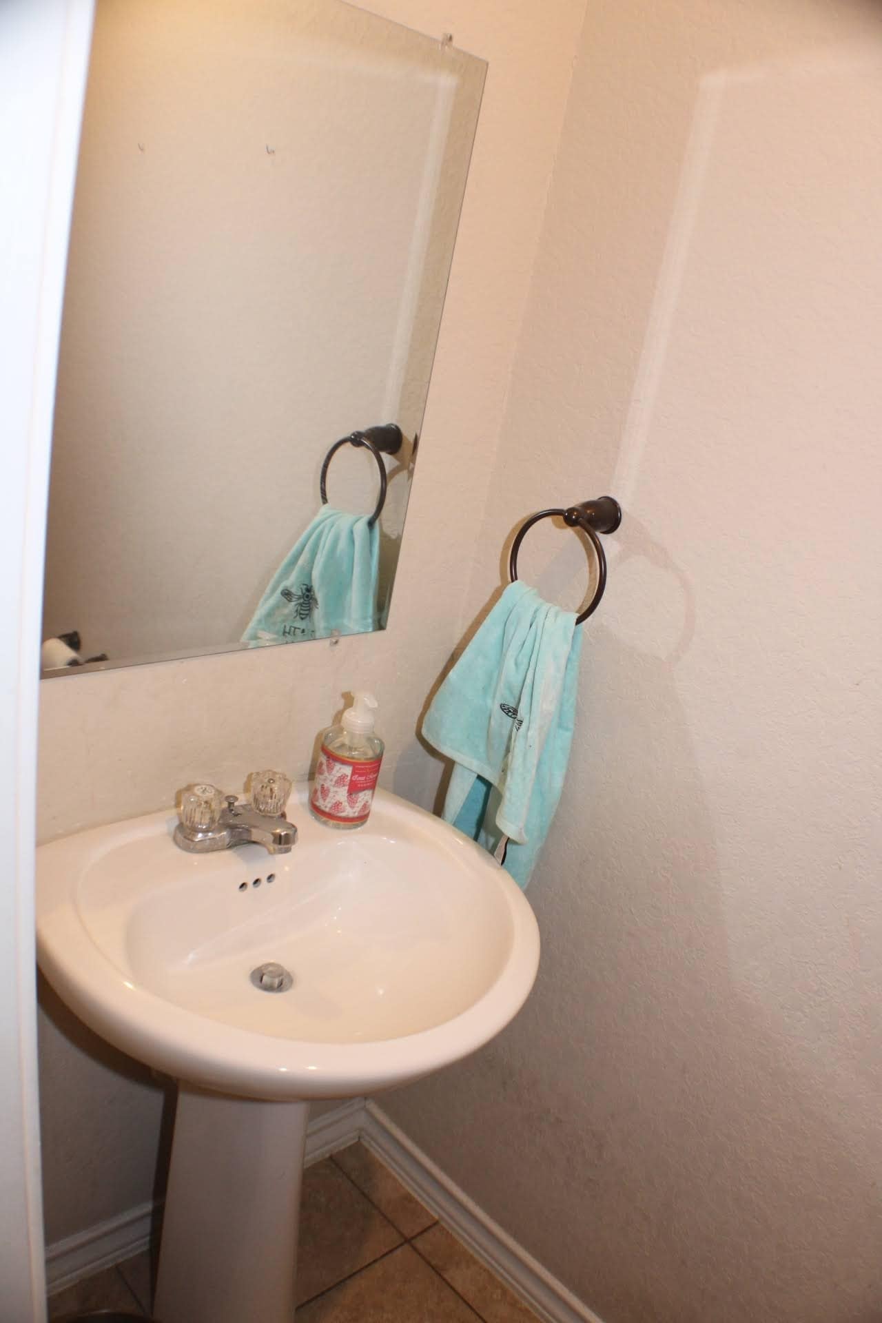 Guest bath - 4923 Flipper Dr