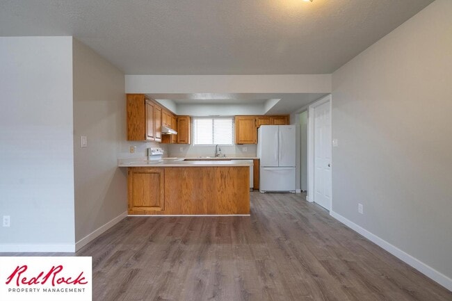 Building Photo - Remodeled 2 Bedroom Townhome. Pet Friendly!