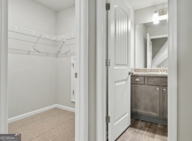 Building Photo - 270 S Ridge