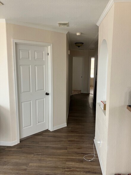 SPLIT BEDROOM AND HALL TO 2ND/3RD BEDROOM - 2107 Double Eagle Dr