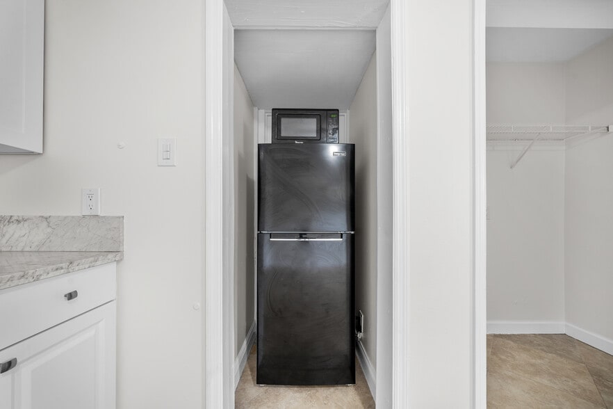 Building Photo - 1041 NE 9th Ave