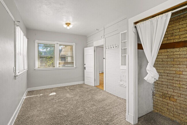 Building Photo - 975 University Ave