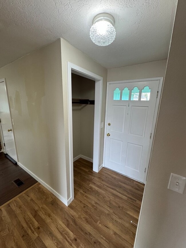 Building Photo - Charming 3 Bed / 2 Bath Ranch on Large Lot – Cul-de-Sac Location – $2,495/mo