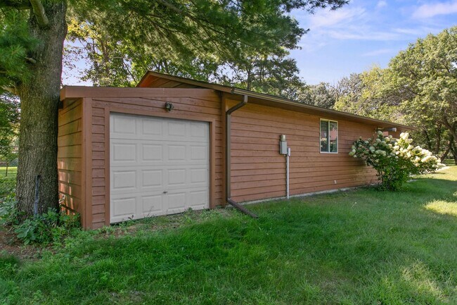 Building Photo - Rent in Andover 4 bd 3 ba 5 garage stalls, 1 AC avail NOW: $2,895/mo plus utilities.
