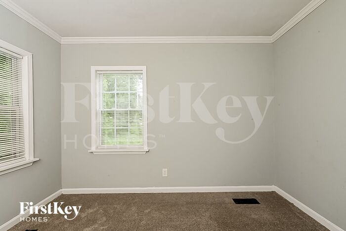Building Photo - 2138 Pinehurst Dr