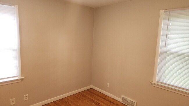 Building Photo - "Charming 3-Bed Home with Gleaming Hardwood Floors on Jackson Ave, Berkeley!"