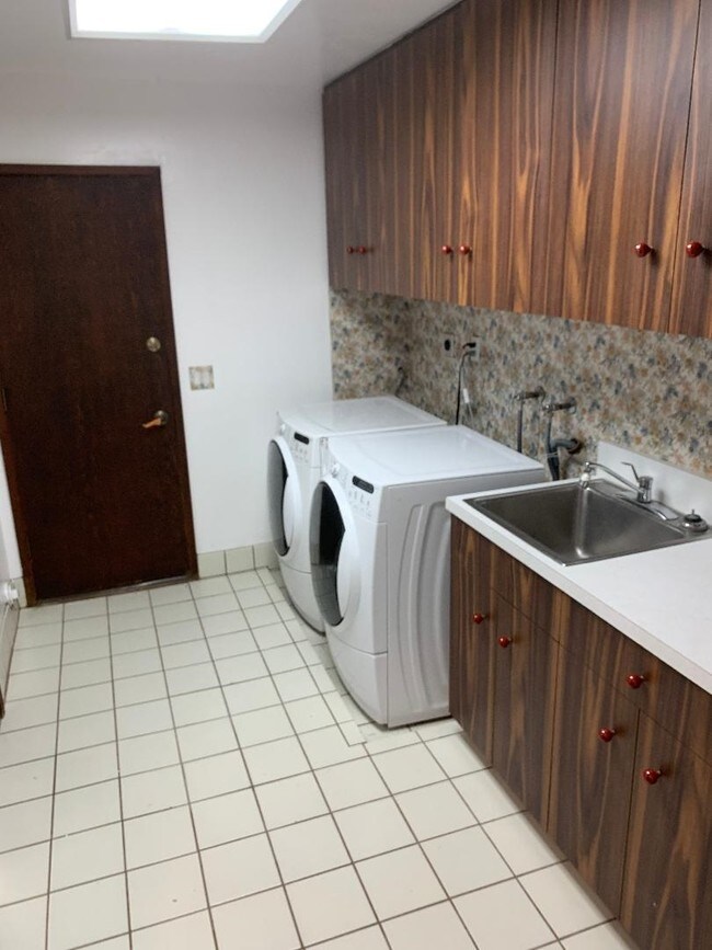 laundry room - 1011 El Segundo Dr