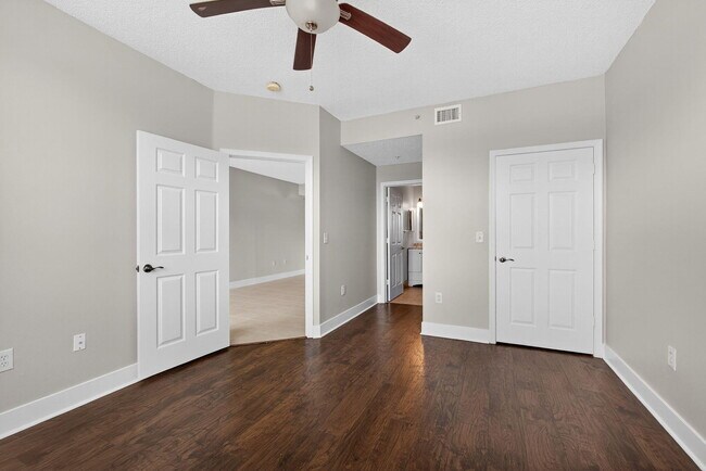 Building Photo - 2040 Greenview Shores Blvd