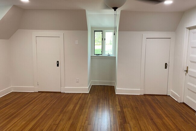 Building Photo - 12 Pine Hill Rd