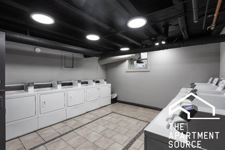 Building Photo - 737 W Belmont Ave