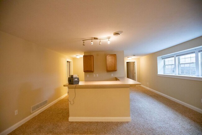 Building Photo - 3 Bed (with 4th bed potential downstairs),...