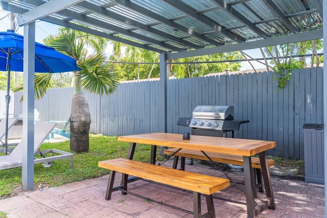 Building Photo - 6452 Custer St