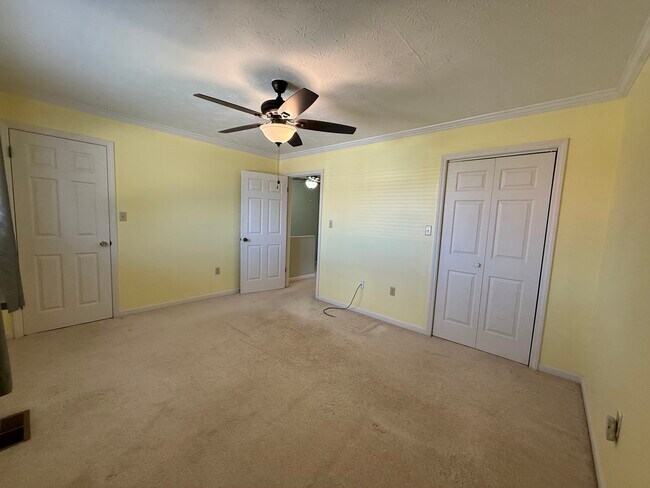 Building Photo - 1591 Kenmore Dr