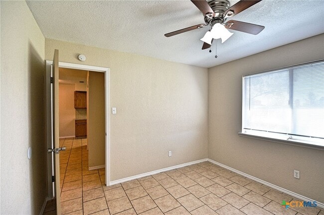 Building Photo - 525 Buttercup Ln