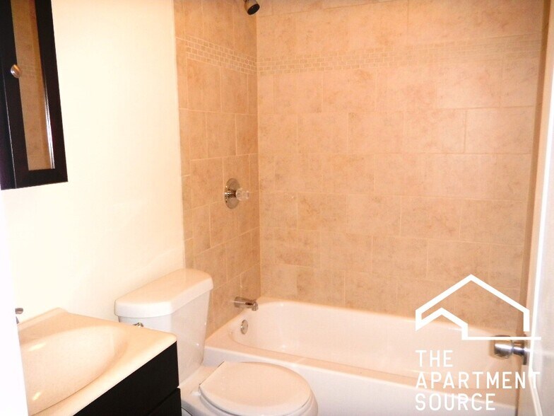 Building Photo - 696 Elm Pl