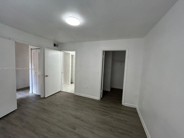 Building Photo - 4815 Via Palm Lakes