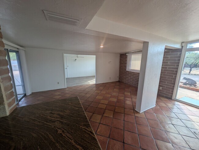 Building Photo - 4 Bedroom and 2 Bath Rental