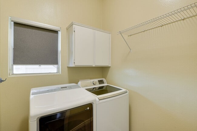 Building Photo - Upgraded Home in Lamplight Gated Community with Pool!