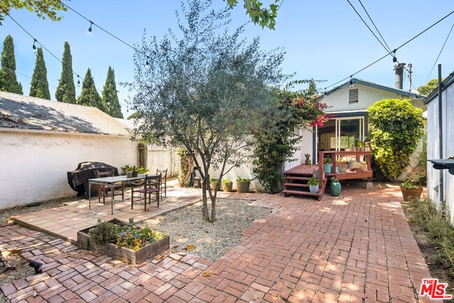 Building Photo - 352 Hargrave St