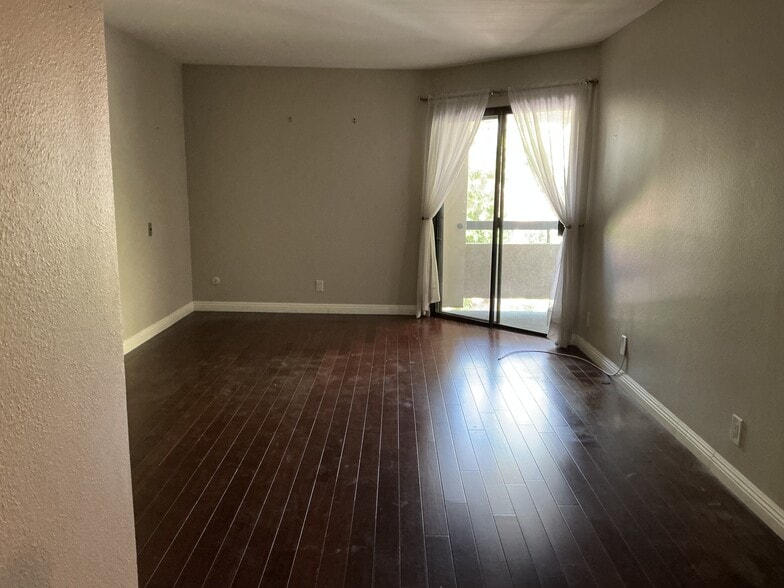 Large primary bedroom with balcony access - 21650 Burbank Blvd