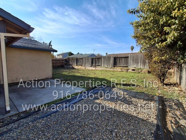 Building Photo - Antelope R.V. Parking, Single Story: Large Yard: RV Parking: 3 Bed, 2 Bath - Foothill Farms/Antelope