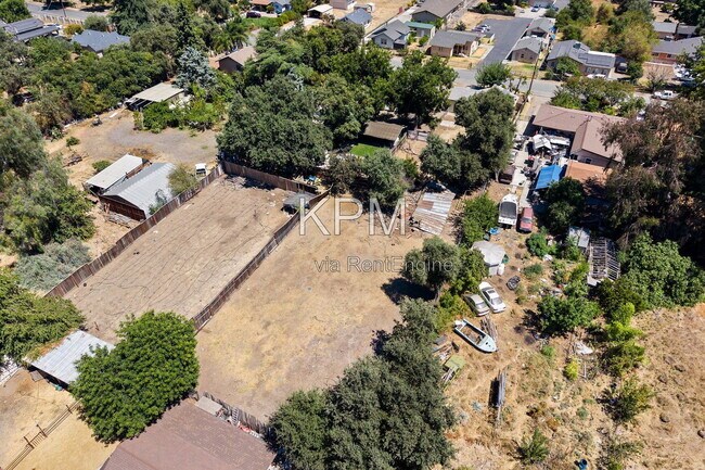 Building Photo - 527 N Lillian Ave
